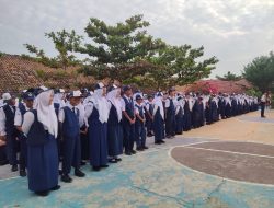 Jadi Pembina Upacara di SMPN 32 OKU, Ini Pesan Kadisdik OKU