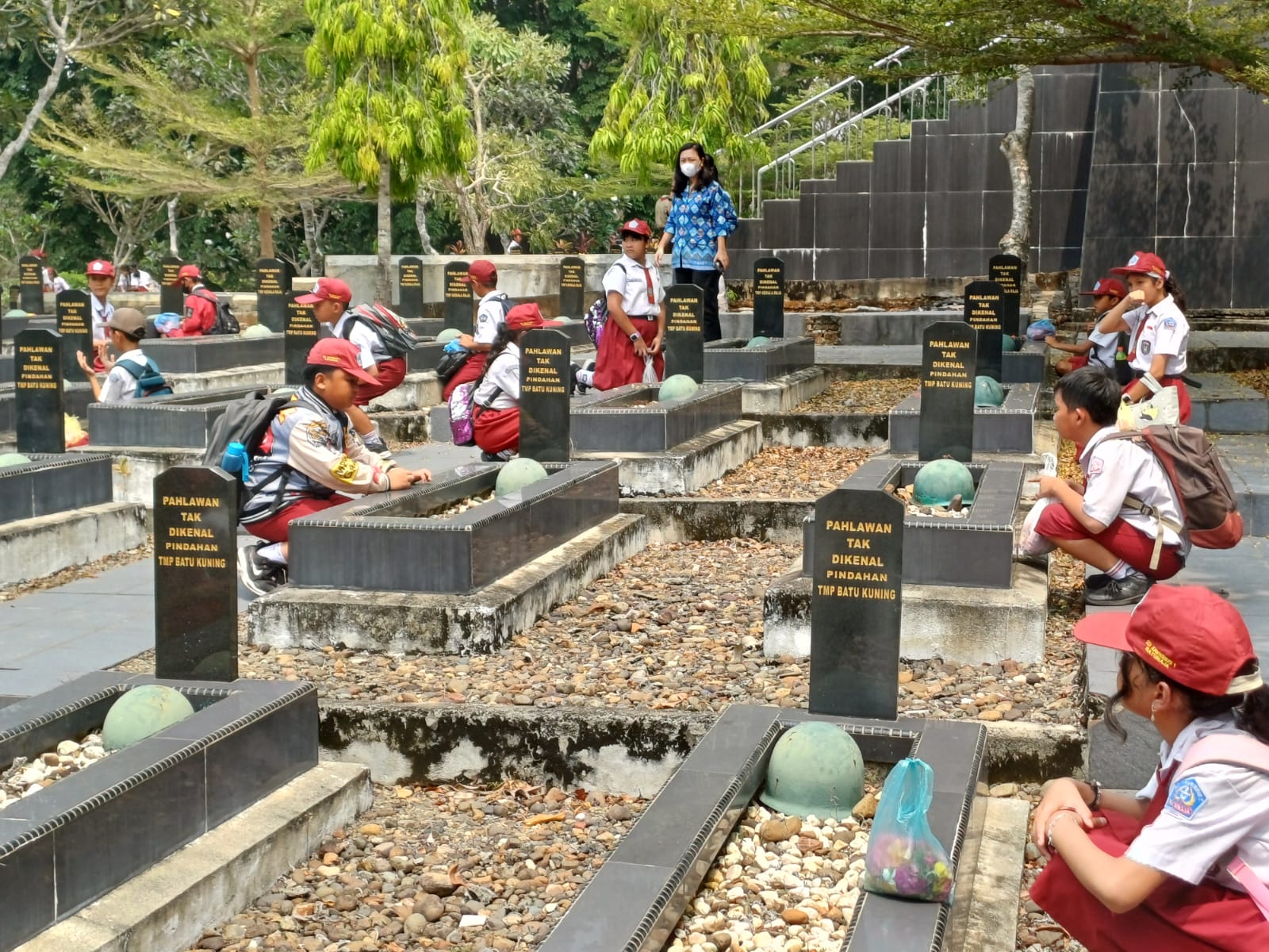 Memperingati Hari Pahlawan 10 November, SD Xaverius Baturaja Ziarah dan Tabur Bunga di Taman Makam Pahlawan