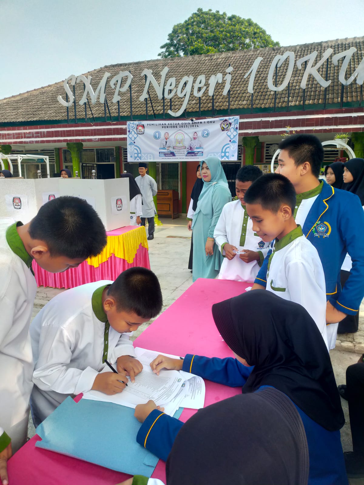 Tanamkan Musyawarah Mufakat, Siswa SMP Negeri 1 OKU Berpartisipasi Pemilihan Ketua OSIS