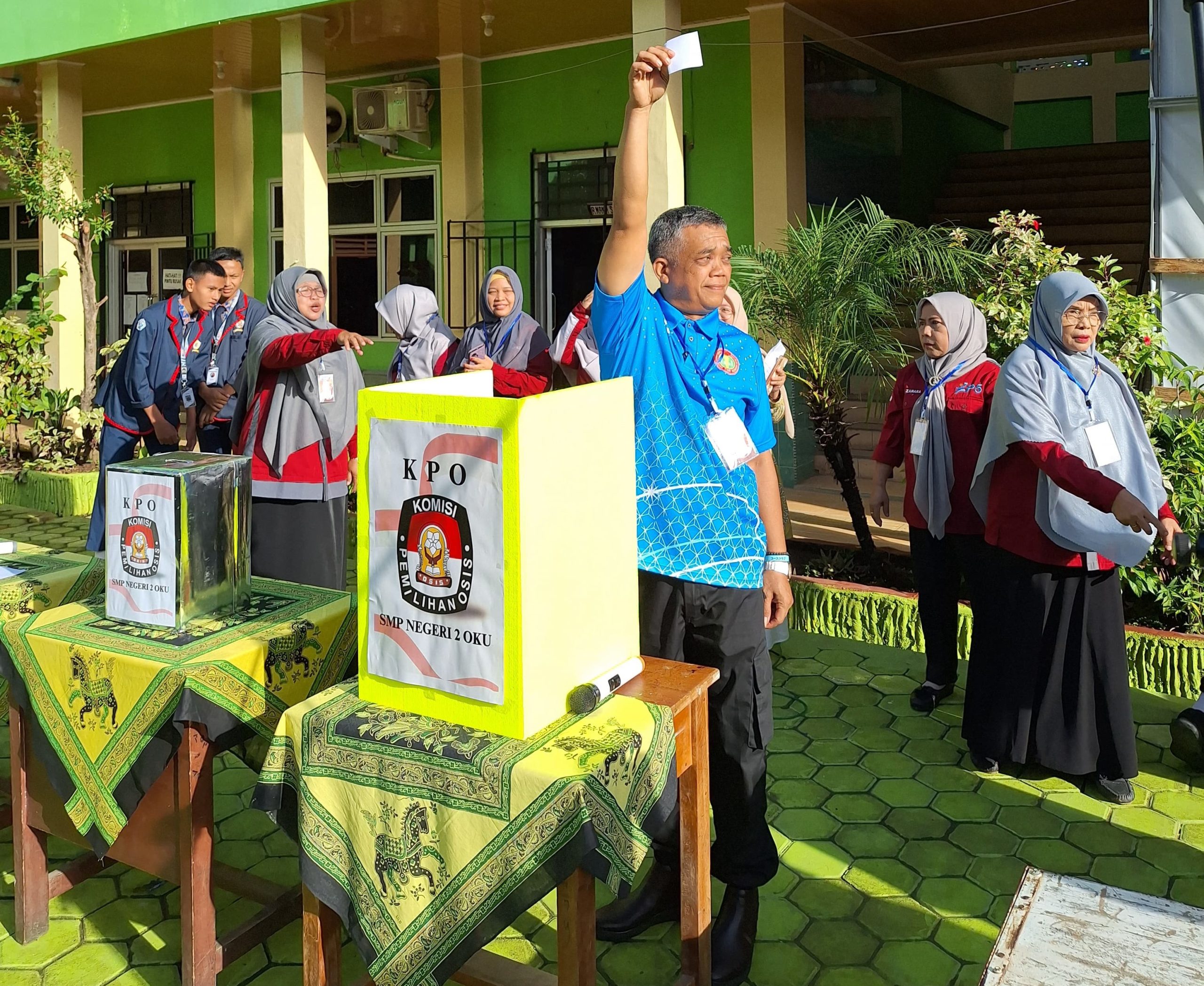 Pemilihan Ketua dan Wakil Ketua OSIS SMPN 2 OKU Berlangsung Sukses dengan Tema “Suara Demokrasi”