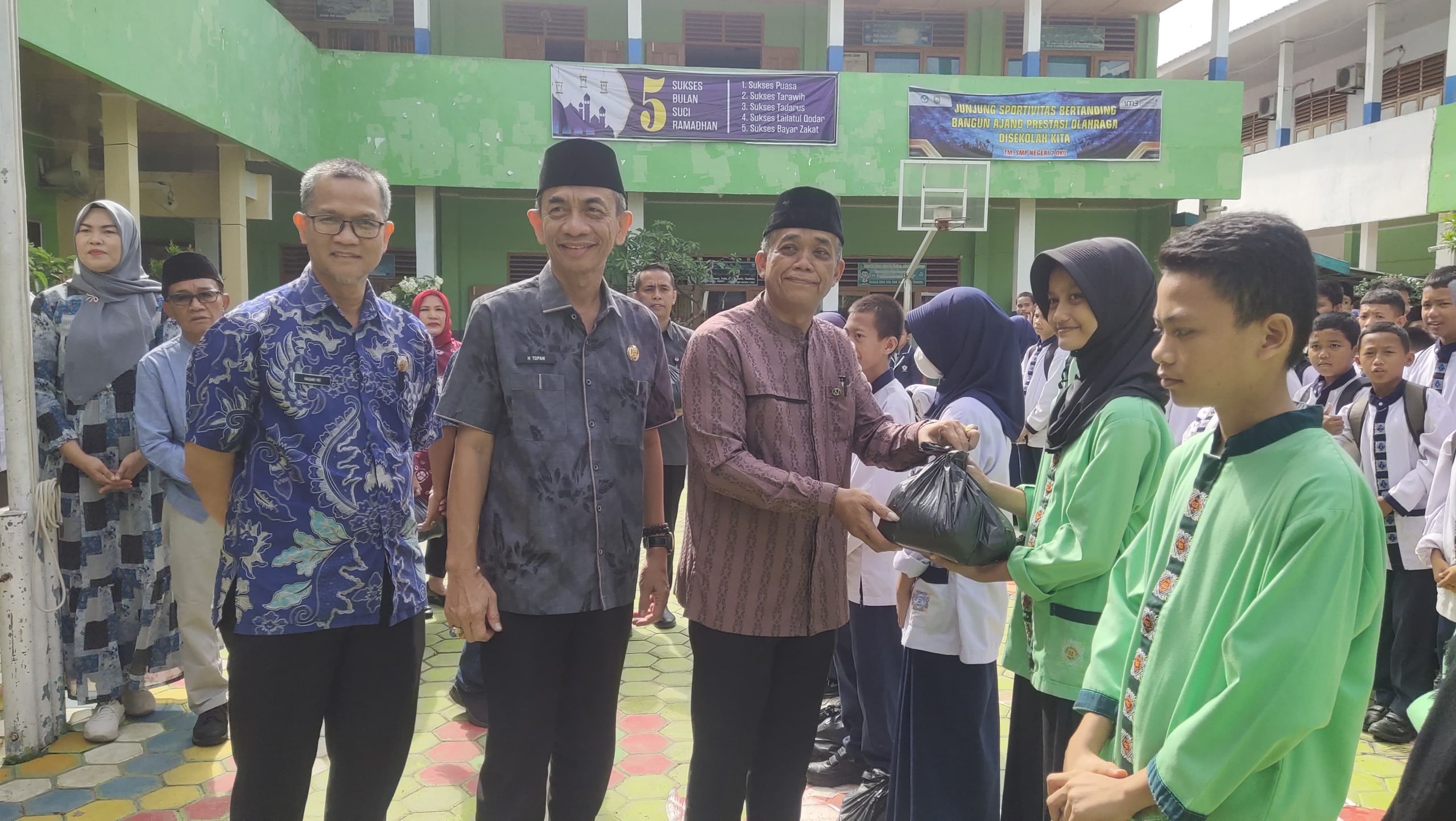 SMPN 2 OKU Gelar Bazar Barokah dan bakti sosial di Bulan Suci Ramadhan