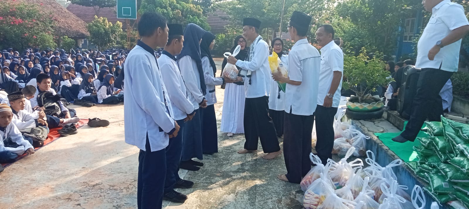 SMPN 32 OKU Lanjutkan Tradisi Kebaikan dengan Program “Ramadhan Berbagi”