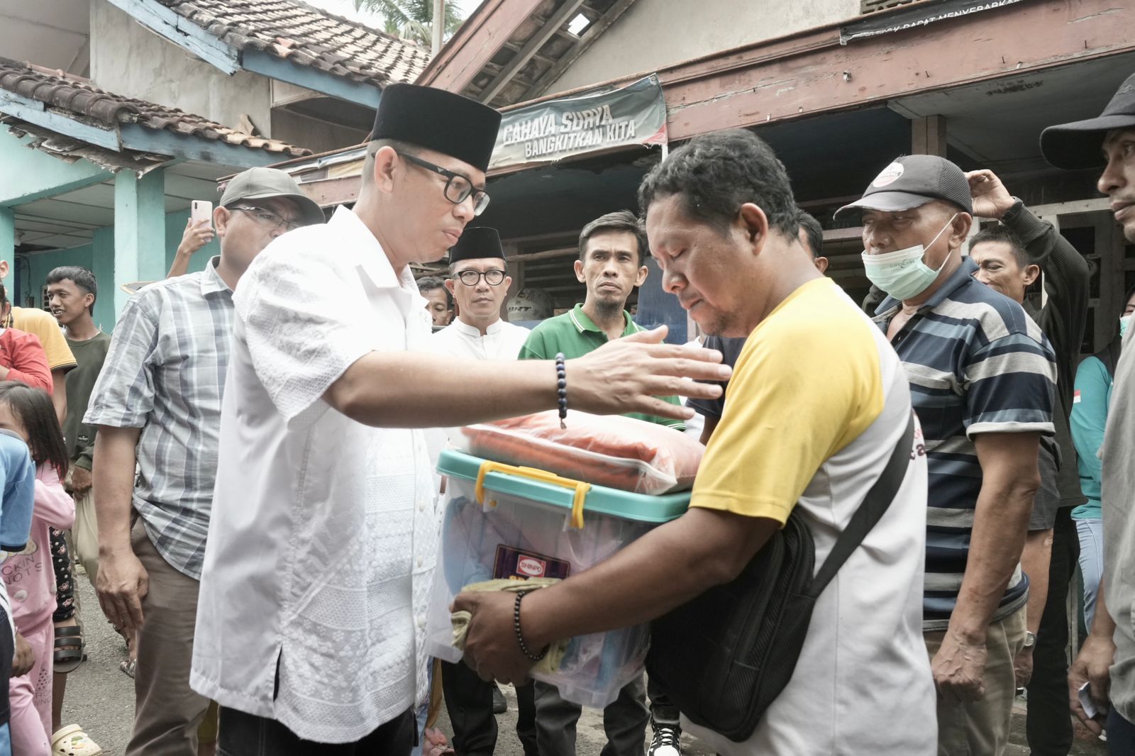 Pj Bupati OKU H. Teddy Meilwansyah Berikan Bantuan kepada korban kebakaran di Dusun Baturaja