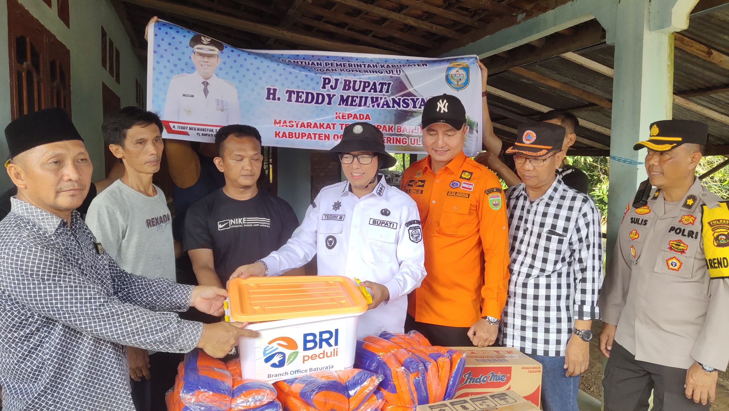 Pj Bupati OKU, H Teddy Meilwansyah Singsingkan Lengan Bantu Korban Terdampak Banjir