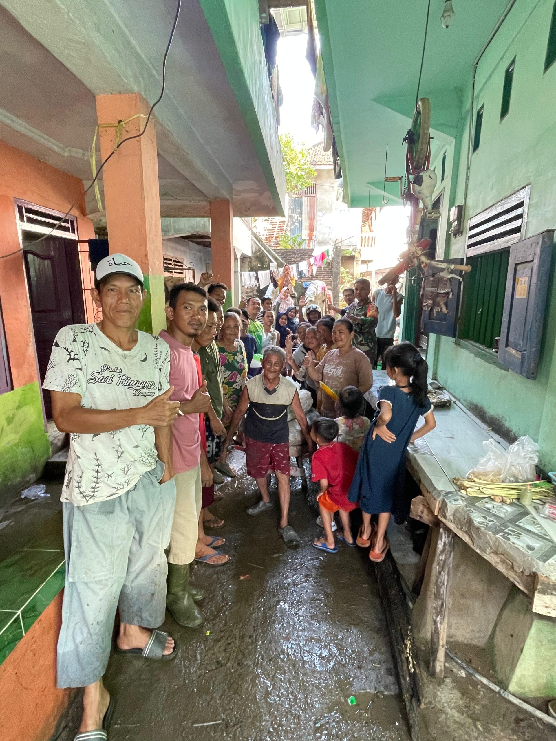 Pasca Banjir, Lurah Pasar Baru dan Warga Berjibaku Bersihkan Lorong Damai