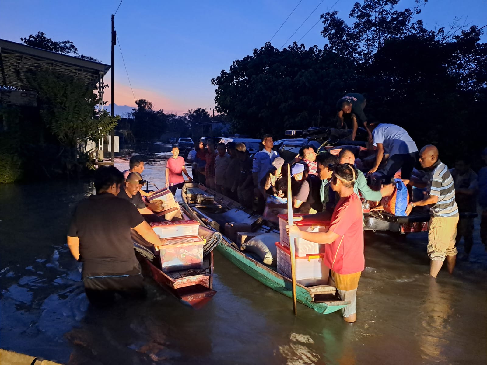 Pemerintah Kabupaten OKU Distribusikan Bantuan Melalui Perahu