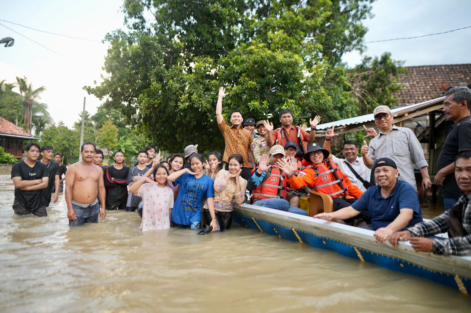 Pj Bupati OKU, H Teddy Meilwansyah SSTP MM MPd Berikan Bantuan dan Dukungan Langsung kepada Korban Banjir di Desa Lubuk Kemiling