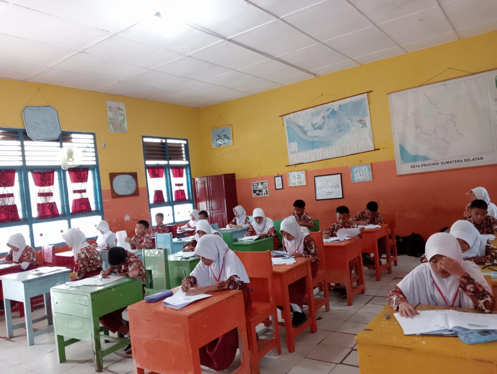 Sekolah Masih Terendam Lumpur, Siswa Kelas VI SD Negeri 12 OKU Tetap Ikut Ujian ASA