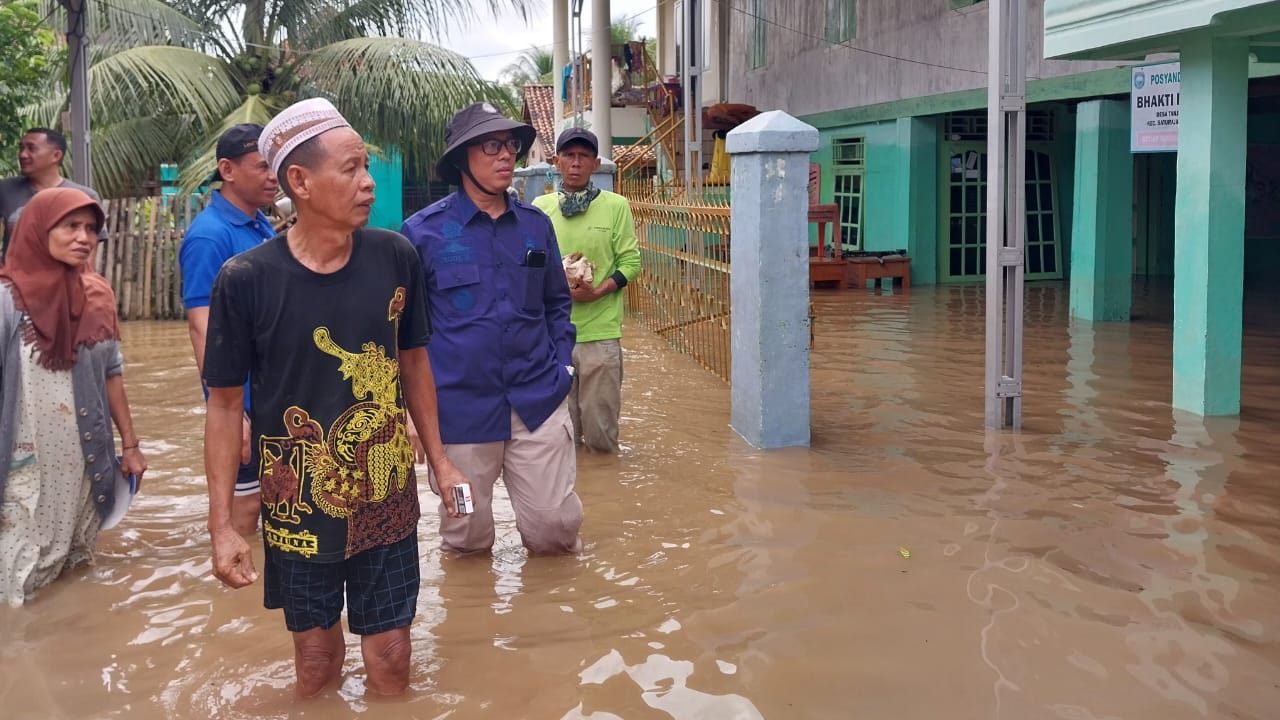 Teddy Turun Langsung Tinjau Dan Bantu Korban Banjir