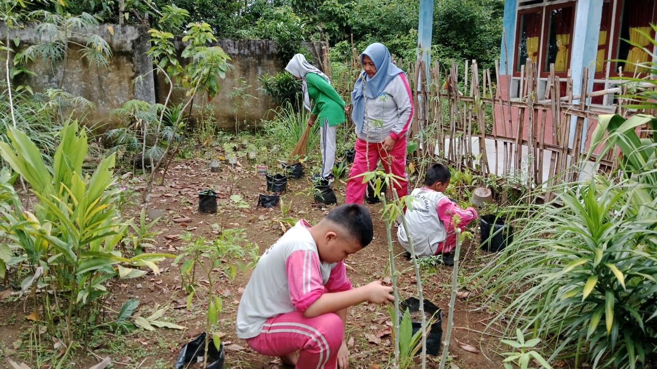 Dinas Pendidikan OKU Resmi Luncurkan Program Jumat Bersih di Sekolah-Sekolah