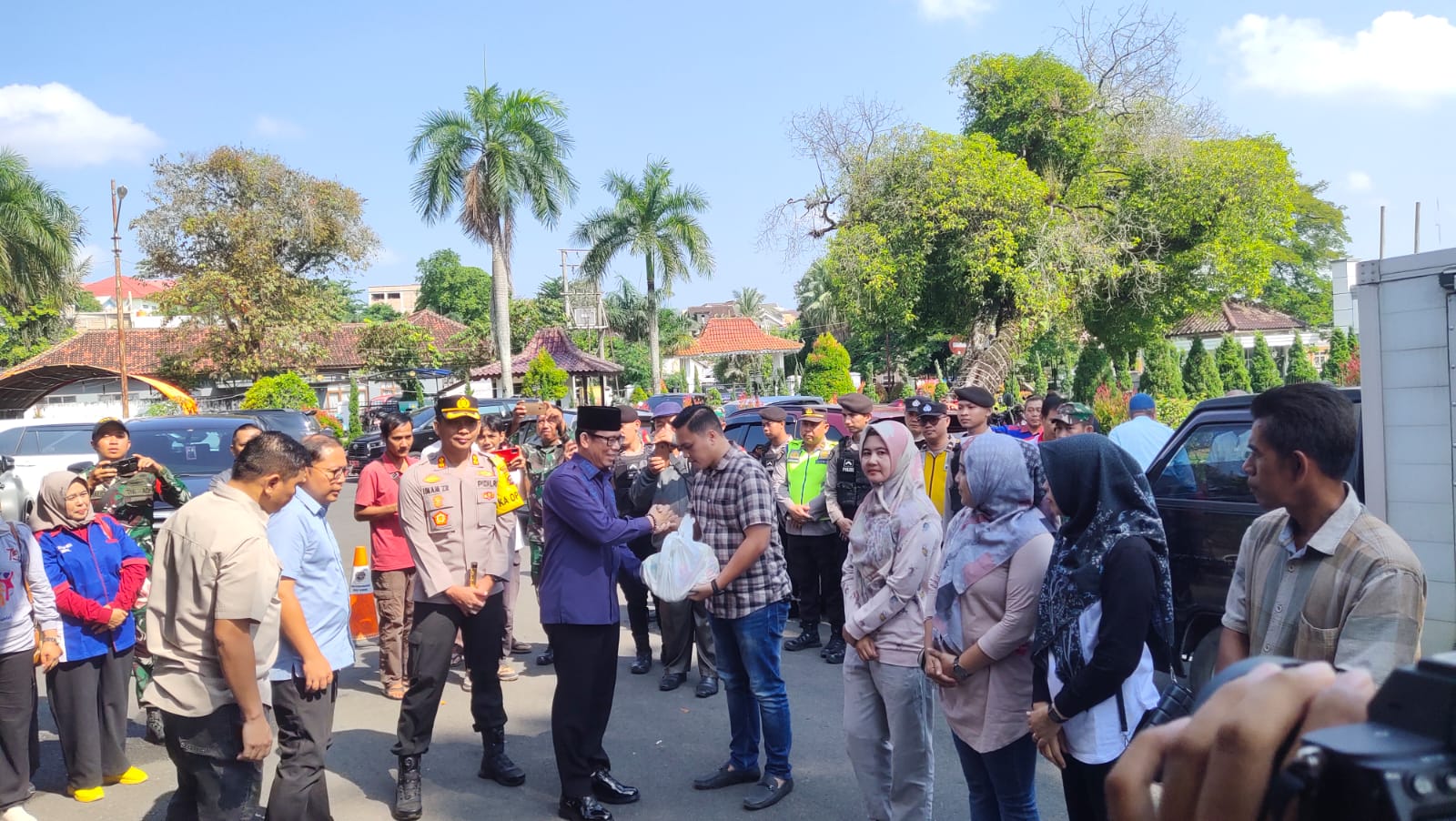 Pj Bupati OKU dan Forkopimda Lepas Bantuan Banjir untuk Masyarakat OKU