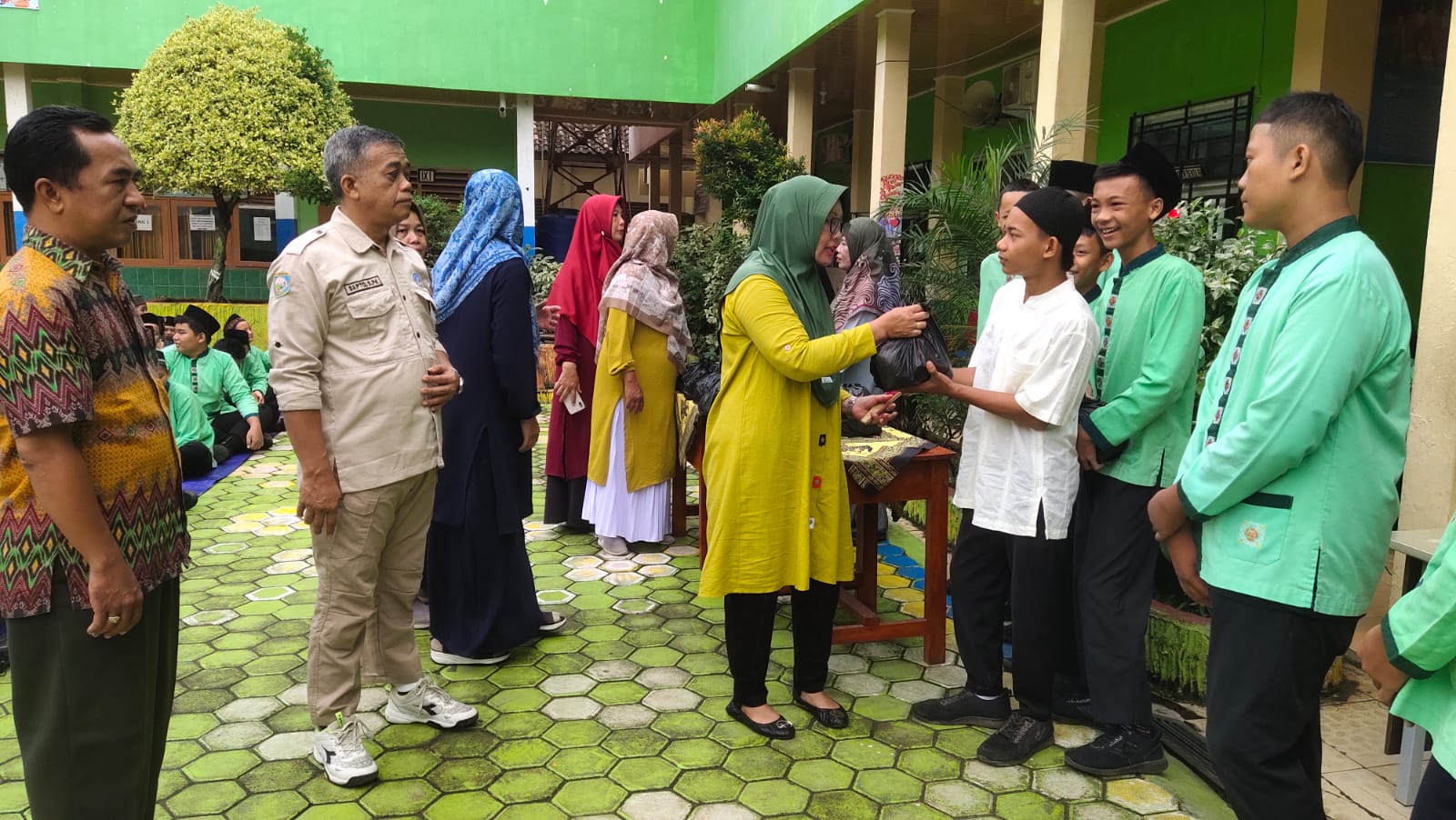 Keluarga Besar SMP Negeri 02 OKU Tunjukkan Solidaritas