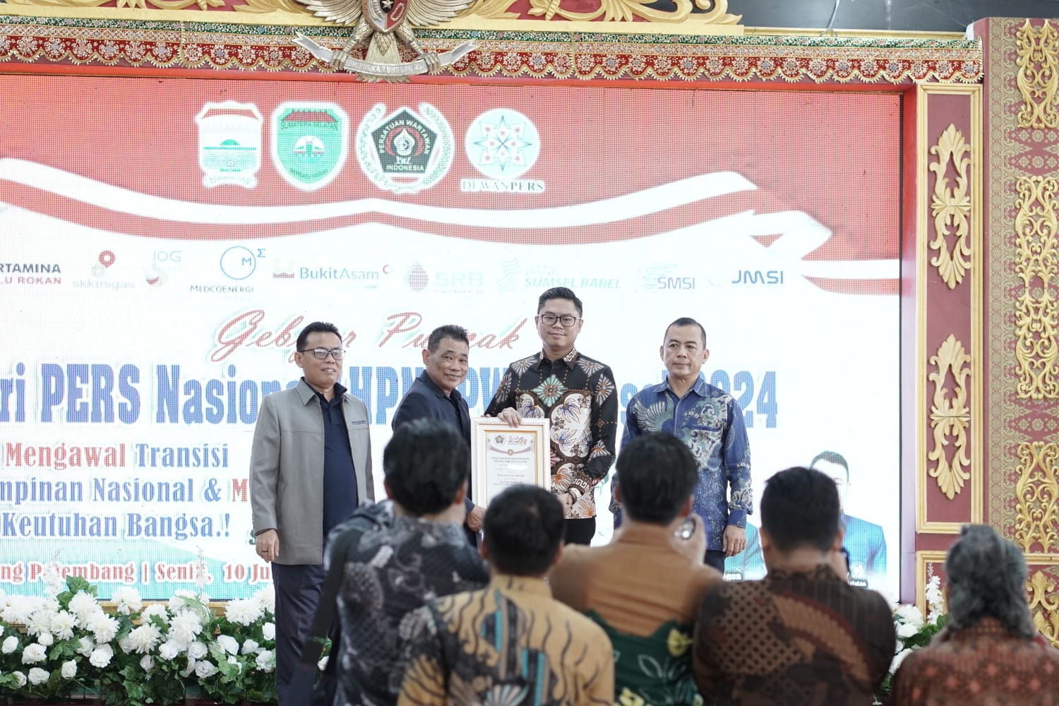 Peringatan HPN, Wakil Ketua DPRD OKU Terima Award Mitra PWI