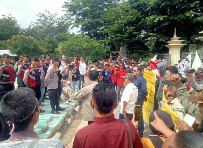 Warga OKU Melakukan Aksi Protes Lambannya Penanganan Kasus