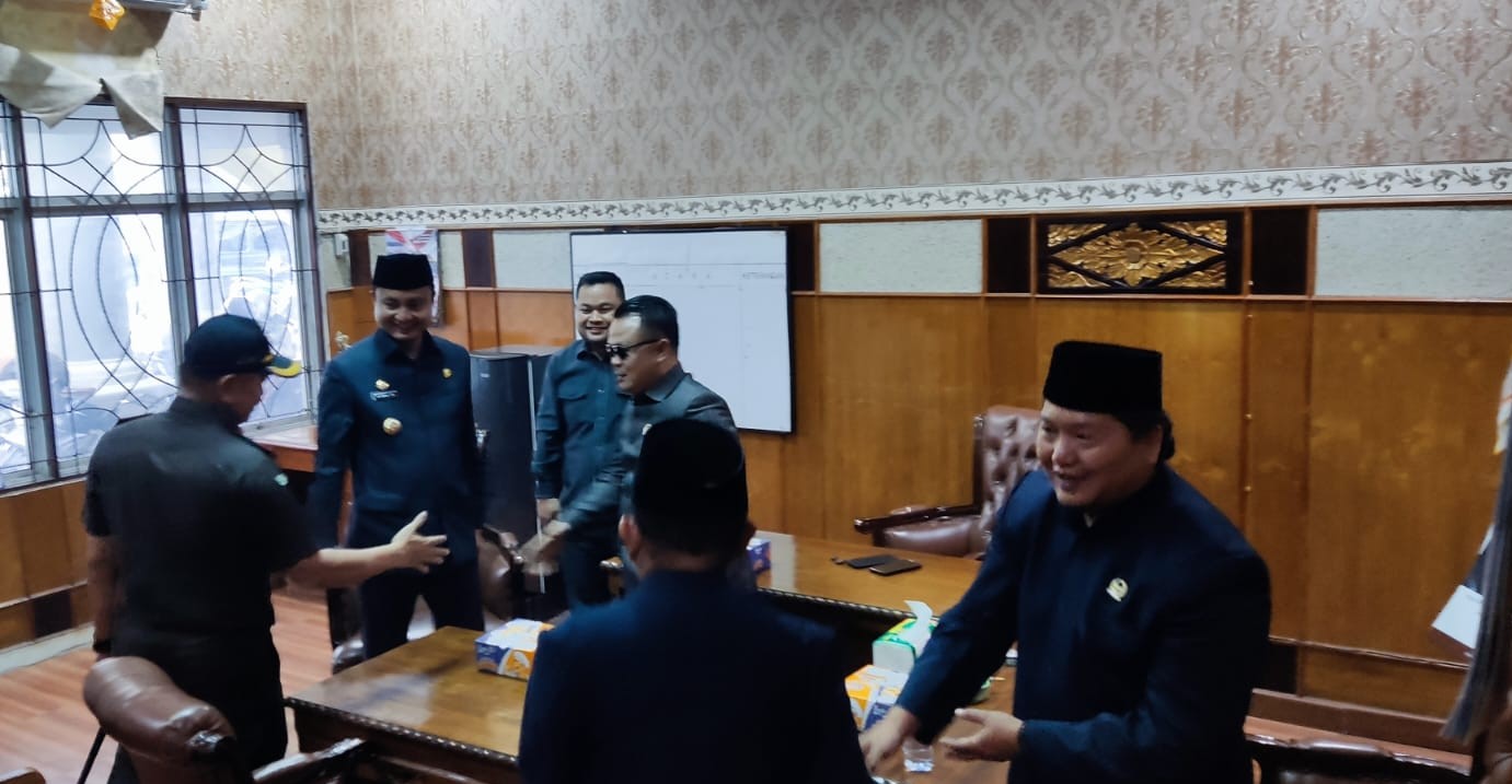 Pj Bupati OKU Kunjungi Ruang Fraksi DPRD OKU