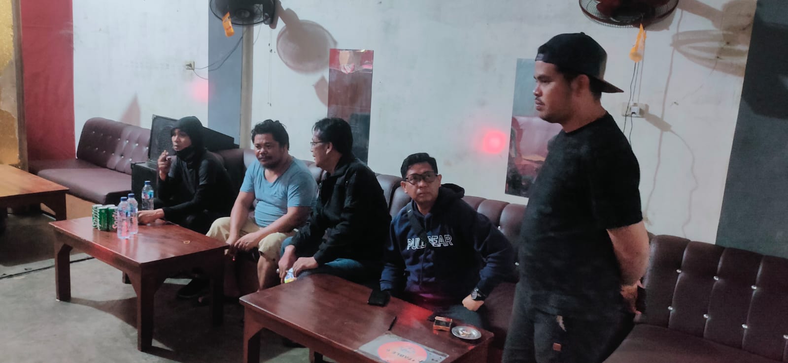 Sat Intelkam Polres OKU Himbau Tempat Karaoke