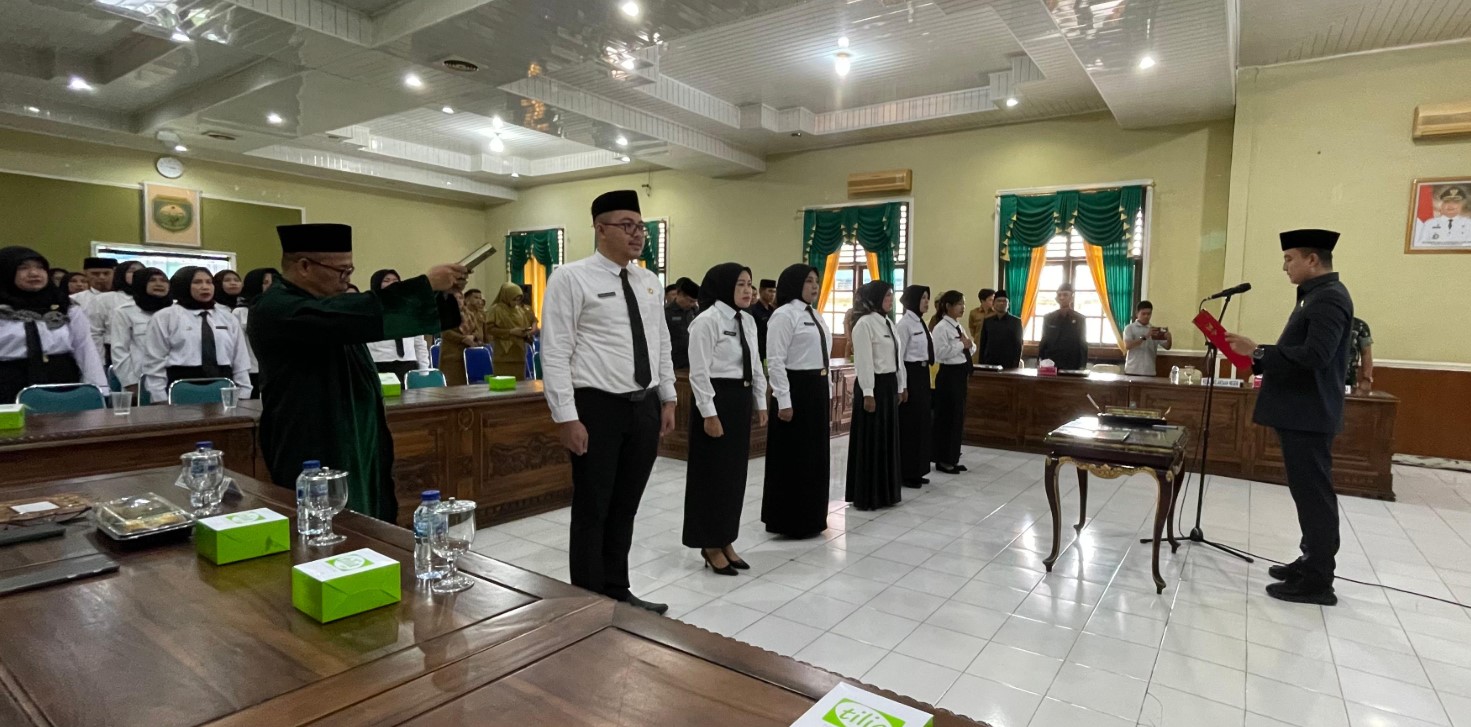 57 pejabat fungsional di Pemkab OKU dilantik Pj Bupati OKU, M Iqbal Alisyahbana,Senin, 10 Februari 2025, di Gedung Abdi Praja Setda OKU.