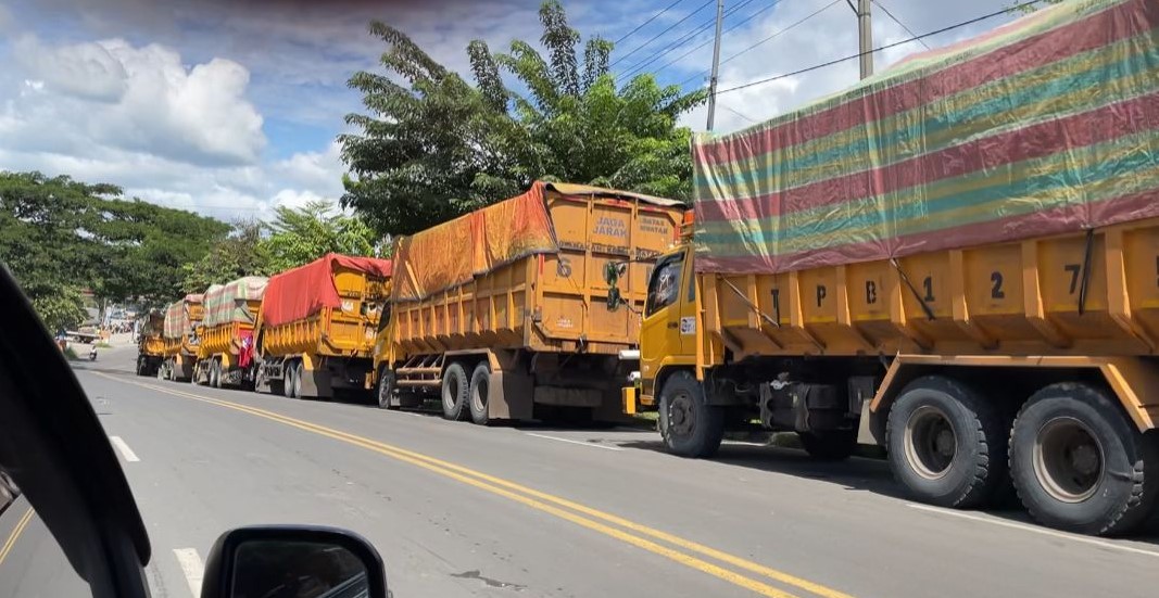 Warga Kemelak Bindung Langit Blokir Jalan untuk Angkutan Batubara