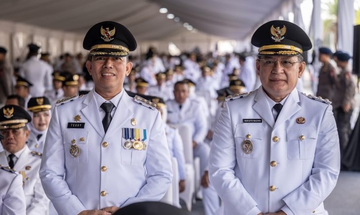 upati dan Wakil Bupati OKU terpilih periode 2025 – 2030, H Teddy Meilwansyah – H Marjito Bachri, resmi dilantik oleh Presiden Prabowo Subianto bersama kepala daerah lainnya di seluruh Indonesia, berlokasi di Istana Negara, pada Kamis (20/2/2025).