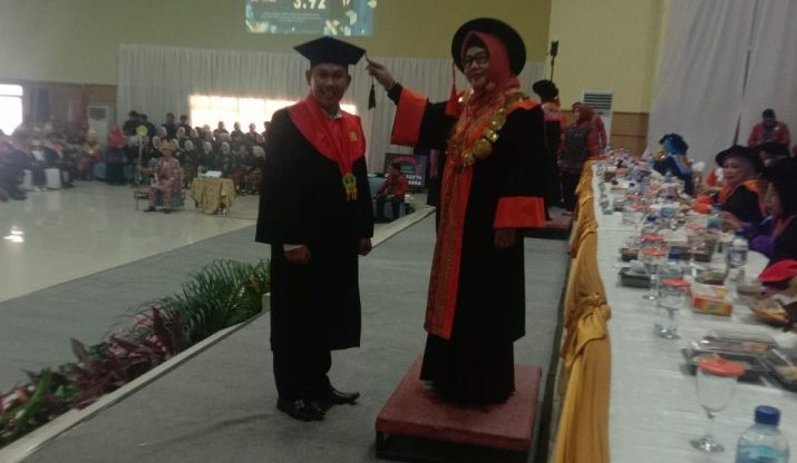 Rektor Unbara, Ir. Lindawati MZ, secara resmi menggeser tali toga salah satu wisudawan sebagai simbol kelulusan dalam Sidang Senat Terbuka yang digelar di Gedung Kesenian Baturaja pada Rabu (26/2/2025).