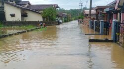 Puluhan rumah di RT 11/RW 05, RS Bungur Indah, Kelurahan Sukajadi, terendam banjir setinggi lutut orang dewasa.