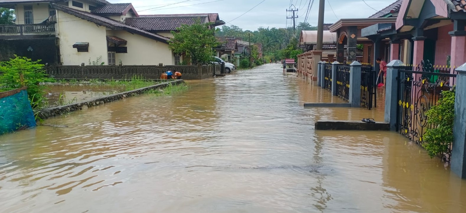 Puluhan rumah di RT 11/RW 05, RS Bungur Indah, Kelurahan Sukajadi, terendam banjir setinggi lutut orang dewasa.