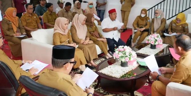 Bupati OKU, H Teddy Meilwansyah saat menerima audiensi Perwakilan PPPK Formasi 2024 Terkait Pelantikan, Senin, 10 Maret 2025.