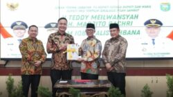 Serah terima jabatan dari Penjabat Bupati M. Iqbal Alisyahbana kepada Bupati dan Wakil Bupati OKU terpilih, H. Teddy Meilwansyah dan H. Marjito Bachri, Jumat, 7 Maret 2025, di Gedung Abdi Praja.