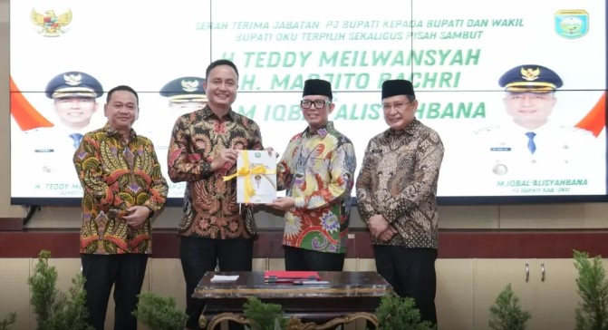 Serah terima jabatan dari Penjabat Bupati M. Iqbal Alisyahbana kepada Bupati dan Wakil Bupati OKU terpilih, H. Teddy Meilwansyah dan H. Marjito Bachri, Jumat, 7 Maret 2025, di Gedung Abdi Praja.