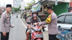 Wakapolres OKU, Kompol Yulfkri SH bagikan takjil kepada para pengendara yang melintas di Simpang 4 Ogan 2, Selasa, 4 Maret 2025.