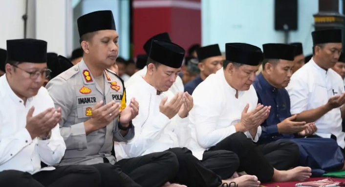 Sholat Isya dan Tarawih Perdana di Rumah Dinas Bupati OKU